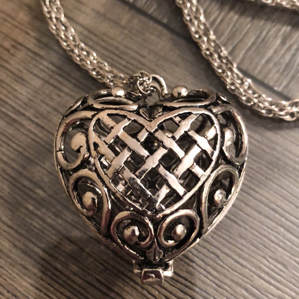 Vintage Filigree Open Cage Heart Necklace - Picture 3 of 17